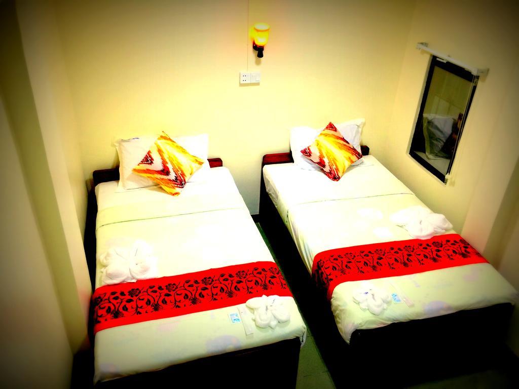 Everest Hotel Янгон Екстериор снимка