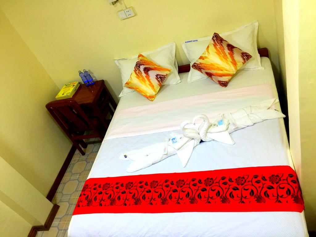 Everest Hotel Янгон Екстериор снимка