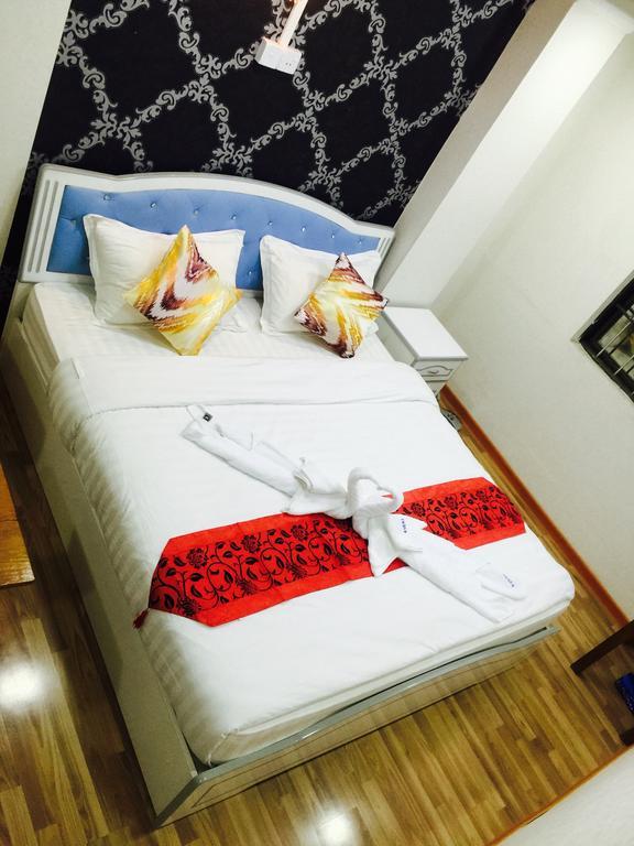 Everest Hotel Янгон Екстериор снимка