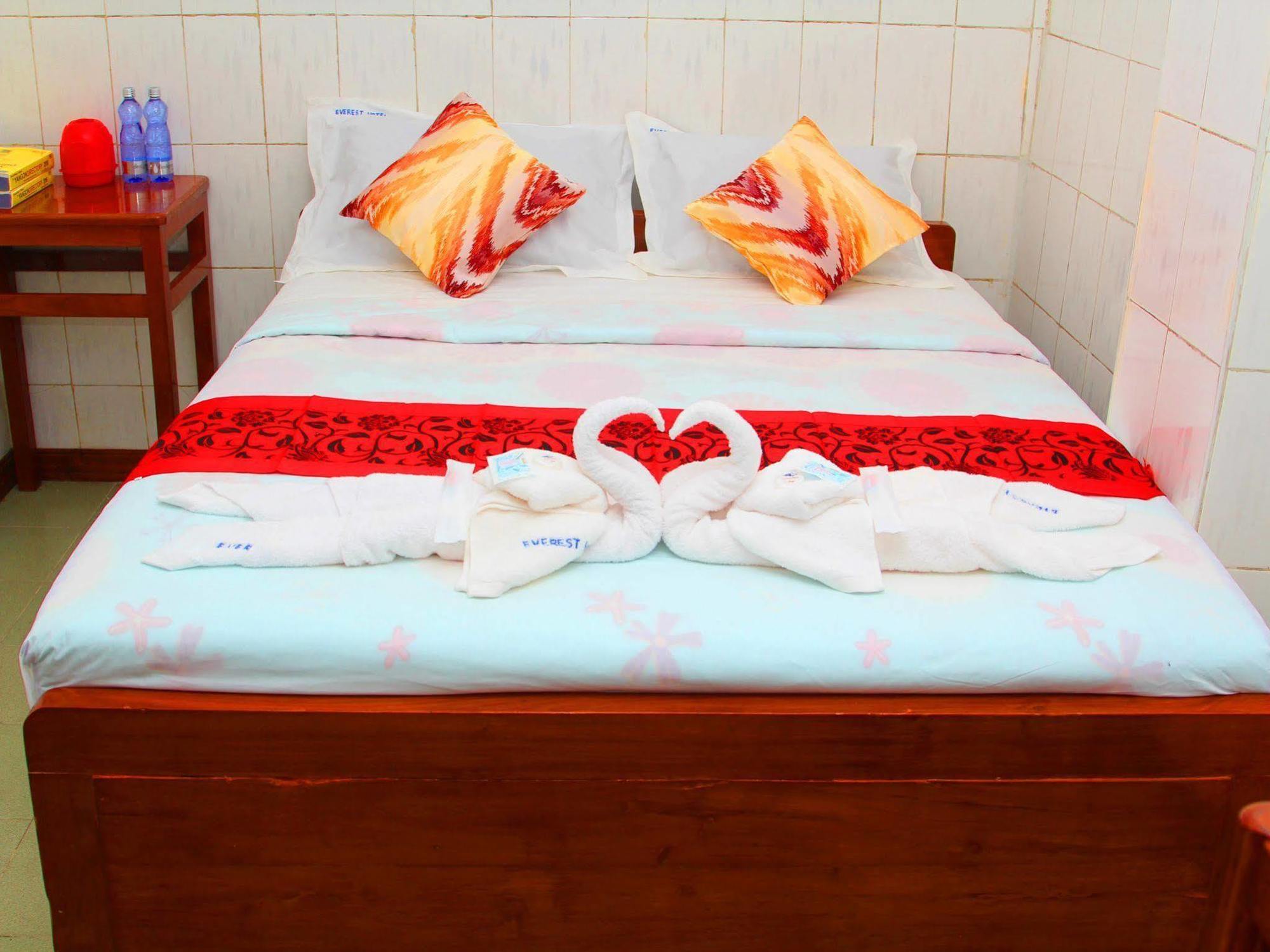 Everest Hotel Янгон Екстериор снимка